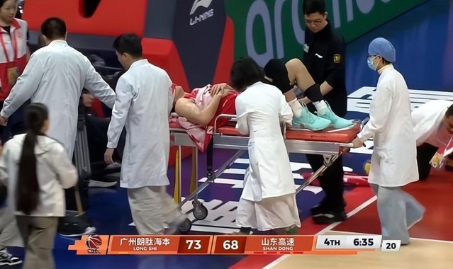 北单官网北京体育彩票官网-翻滚倒地很痛苦！郭艾伦左膝盖受伤，已被担架车抬走！广州队难了